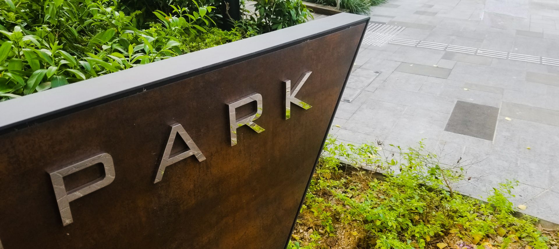 A sign that says park on it's side.